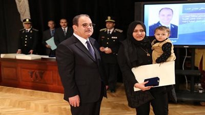 بالصور.. وزير الداخلية يكرم أسر الشهداء