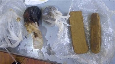 ضبط أربعة أشخاص بحوزتهم 402 جرام حشيش و 115 جرام افيون و 530 قرص مخدر 