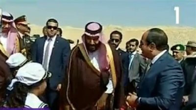 بالفيديو.. الرئيس السيسي وولي العهد السعودي فى جولة بحرية بقناة السويس