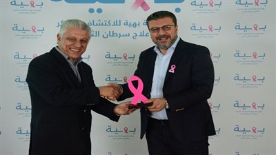 بالصور.. تكريم عمرو الليثي بمؤسسة بهية لعلاح سرطان الثدي واختياره سفيراً لها