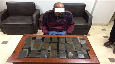 ضبط شخصين لقيامهما بالإتجار بالمواد المخدرة 