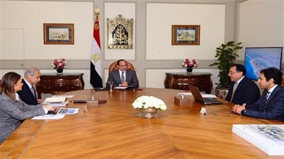السيسي يعقد اجتماعاً مع رئيس الوزراء ووزيري الإسكان والاستثمار