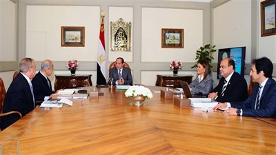 السيسي يجتمع مع رئيس مجلس الوزراء ووزيرة الاستثمار ووزير التنمية المحلية ومحافظ مطروح