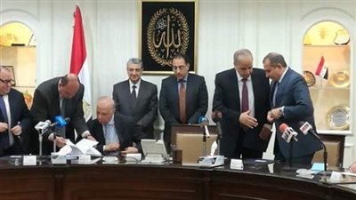 بالصور.. محافظ القليوبية يوقع بروتوكول تعاون مع وزارة الكهرباء والإسكان 