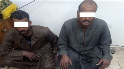 ضبط عاطلين وبحيازتهما 4 قطع سلاح نارى و 112 طلقة نارية