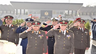 السيسى ينيب وزير الدفاع لوضع الزهور على النصب التذكارى لشهداء القوات المسلحة