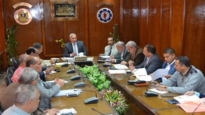 محافظ السويس يعقد اجنماعا مع لجنة استرداد الاراضى