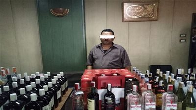 ضبط أحد الأشخاص لقيامه بالإتجار فى الخمور المهربة جمركيا 