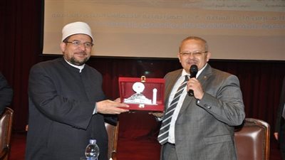 جامعة القاهرة تهدي درعها لوزير الأوقاف 