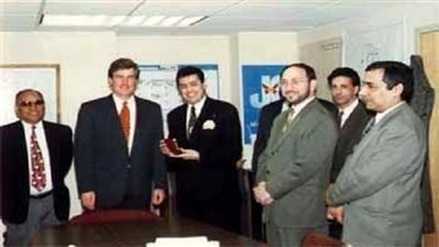 حكيم يغني على مسرح ترامب وعمدة نيوجيرسي يهديه مفتاح الولاية   