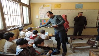أمن القليوبية.. توزيع كتب تثقيفية ضمن مبادرة 
