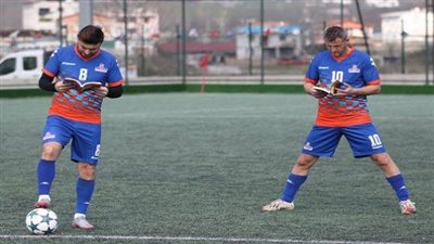 حكم يُوقف مباراة ويجبر اللاعبين على أمر غريب.. هنا التفاصيل