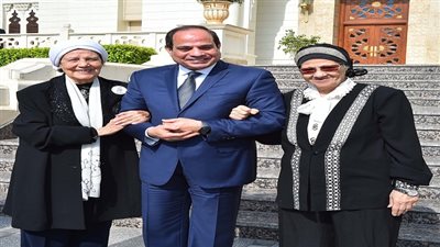 بالصور.. استقبال الرئيس السيسي لمواطنتين قامتا بالتبرع لحساب تنمية سيناء 