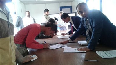 العمالة المؤقتة والموسمية بالمدن الجديدة وشركات مياه الشرب يتسلمون شهادات 