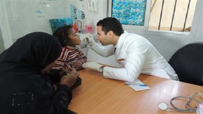 توقيع الكشف الطبى على المواطنين بإحدى قرى السويس 