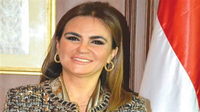 وزيرة الاستثمار والتعاون الدولي تكرم 3 موظفين بمركز خدمات المستثمرين وفروعه