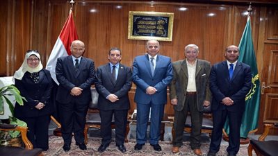 محافظ القليوبية يستقبل مدير الأكاديمية المهنية للمعلمين لبحث سير العمل بها