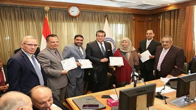 عبد الغفار يسلم جوائز التميز للفائزين فى المسابقة الوطنية لأفضل أبحاث ماجستير ودكتوراه فى مجال الهندسة