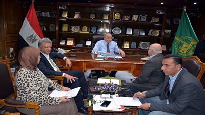 محافظ القليوبية يعقد إجتماعا مع مستثمرى منطقة الصفا الصناعية بالخانكة