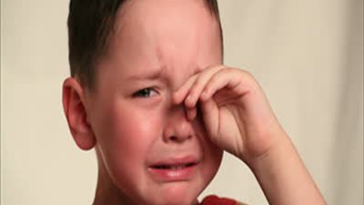 طفل ينهار بالبكاء بسبب عيد ميلاده.. ماذا حدث؟