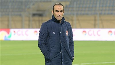 عبد الحفيظ يُهدي قميص الأهلي لمدير ملعب الصداقة