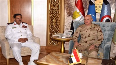 المتحدث العسكري: رئيس الأركان يلتقى مدير الاستخبارات العسكرية بمملكة البحرين 