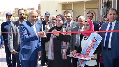 بالصور.. محافظ السويس ورئيس جهاز التنمية يفتتحان معرض الجهاز المشروعات المتوسطة  