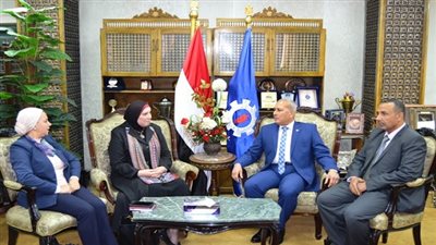 محافظ السويس يلتقى الرئيس التنفيذي لجهاز تنمية المشروعات المتوسطة