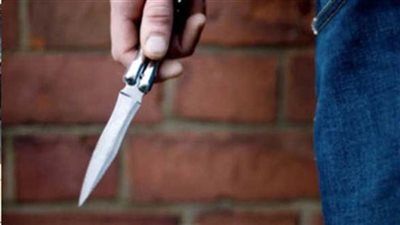 سائق يطعن موظف بسلاح أبيض إثر مشاجرة بينهما بالخصوص 