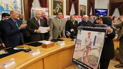 محافظ القاهرة يكرم الأمهات المثاليات