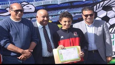 يوسف عفيفى افضل لاعب كرة فى سوبر براعم القاهرة 