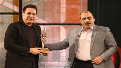 بالصور.. الباز يحتفل بالنجم حكيم ويهديه أوسكار على قناة المحور