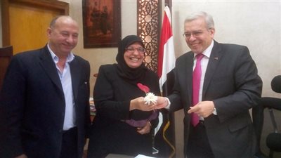 وكيل تعليم القليوبية يستقبل موظفات الديوان بباقات الورود احتفالا بعيد الأم