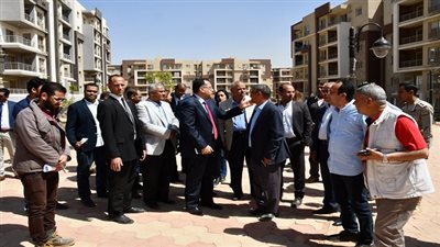 وزير الإسكان يتفقد مشروعى 