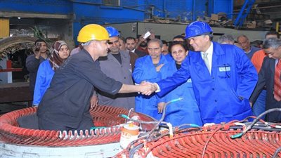 وزير النقل في جولة تفقدية بورش عمرات وصيانة الجرارات 