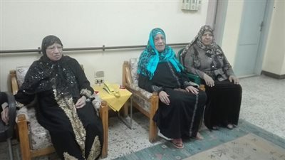 مؤسسة واحد من الناس تُكرم أمهات بدار مسنين احتفالاً بعيد الام