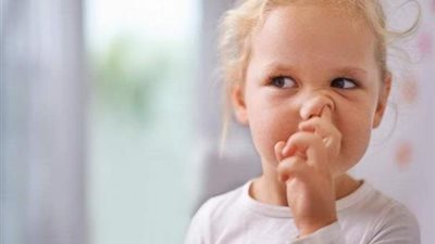 مفاجأة| فضلات الأنف لها فوائد صحية.. تعرف عليها