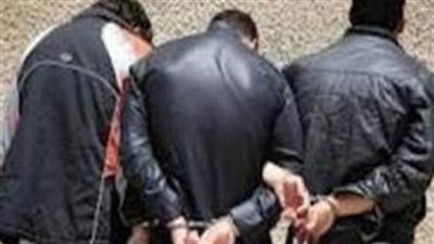 ضبط ثلاثة أشخاص حال قيامهم بإحتجاز مواطنة داخل سيارة ميكروباص بقصد سرقتها بالإكراه