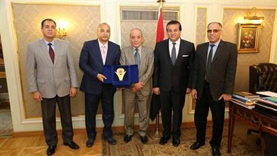 وزير التعليم العالى يكرم مدير التعليم الخاص