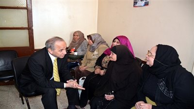 محافظ القليوبية يشارك أمهات دار المسنين الاحتفال بعيد الأم