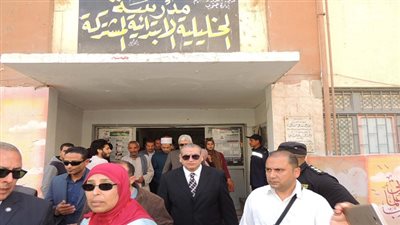 بالصور.. محافظ السويس يتابع سير الانتخابات الرئاسية بعدد من اللجان