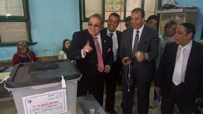 حسن راتب يدلي بصوته ويؤكد أن مصر في عيد الواجب الوطني 