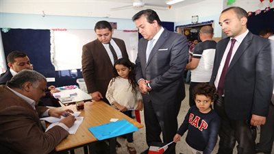 وزير التعليم العالى يدلى بصوته في الانتخابات الرئاسية