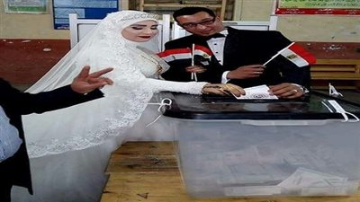 عروسان يدليان بأصواتهم داخل لجنة بشبرا الخيمة