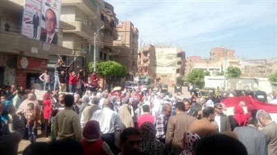 بالصور .. مواطني القليوبية يرقصون أمام لجان الانتخابات