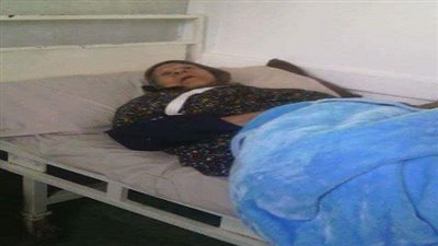 مسنة تدلي بصوتها رغم إصابتها بكسور بلجنة بكفر شكر