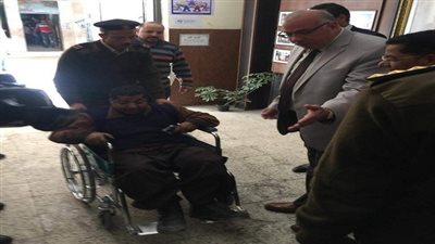 مدير أمن القليوبية يساعد شاب من ذوي الإحتياجات الخاصة للإدلاء بصوته