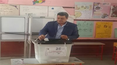 بالصور.. سكرتير عام نقابة الإعلاميين يدلى بصوته ويؤكد أن المشاركة بالانتخابات واجب وطنى مقدس