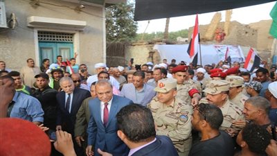 محافظ قنا ومساعد قائد الجيش الثالث يواصلان متابعة سير العملية الانتخابية