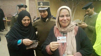 امن القليوبية يصطحب المسنين للإدلاء بأصواتهم في الانتخابات ببنها